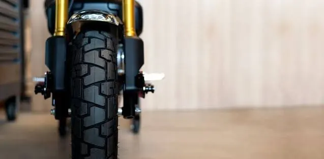 ¿Qué presión deben llevar los neumáticos de una motocicleta según su tipo?